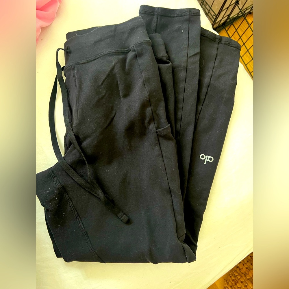 Alo black 7/8 leggings with drawstring and pockets